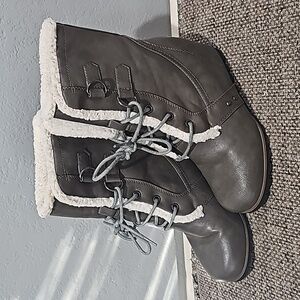 Time and True women's winter boots with hidden heel size 8.